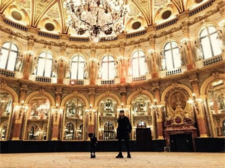 
Những hình ảnh của gia đình trong các chuyến du lịch thường được Châu Kiệt Luân và Hannah chia sẻ trên trang cá nhân với niềm tự hào. Tuy nhiên, Châu Kiệt Luân hầu như không chia sẻ về gia đình cũng như cuộc sống hôn nhân của anh với truyền thông.
