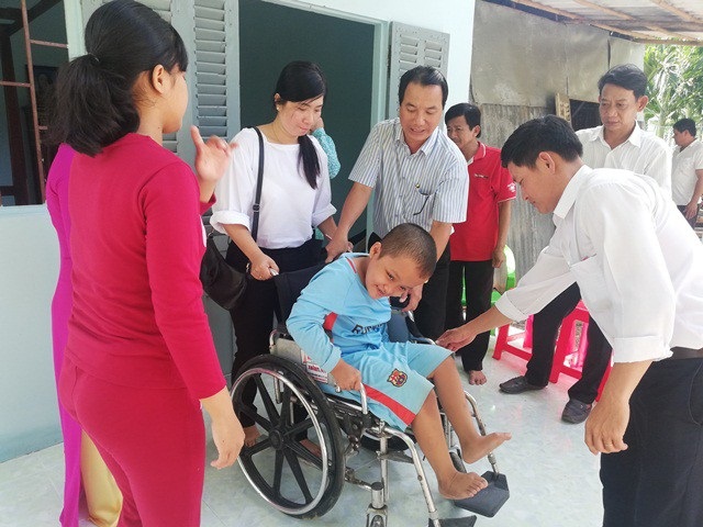 Xây nhà Nhân ái cho 2 chị em mồ côi Mộng Cầm, Mộng Nguyên - 3 Em Mộng Nguyên rất vui khi có nhà mới.