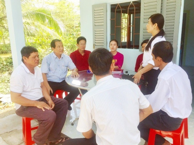 Xây nhà Nhân ái cho 2 chị em mồ côi Mộng Cầm, Mộng Nguyên - 1 PV Dân trí cùng đại diện lãnh đạo Hội Chữ Thập đỏ và chính quyền địa phương cùng dự bàn giao nhà Nhân ái cho 2 chị em Mộng Cầm, Mộng Nguyên ở xã Phong Thạnh A, thị xã Giá Rai, tỉnh Bạc Liêu.