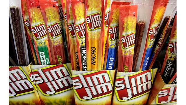 Mua thức ăn cho chó rồi tiện tay mua tờ vé số, ông lão trúng ngay 233 tỷ đồng - 1 Loại thức ăn nhẹ mà ông Farrand mua cho chú chó của mình. (Nguồn: WKRN)