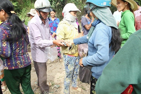 Chợ độc đáo của “công ty 2 sọt”… giữa rừng sâu - 5