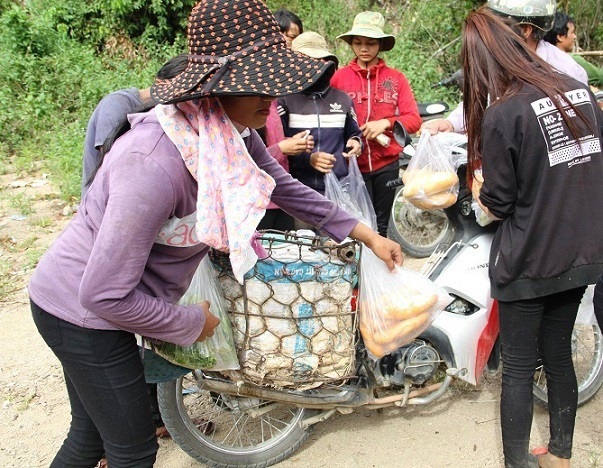 Chợ độc đáo của “công ty 2 sọt”… giữa rừng sâu - 1