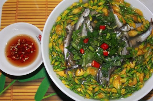 Những trải nghiệm không thể bỏ lỡ khi ghé miền Tây vào mùa nước nổi - 7 Tô canh chua cá linh bông điên điển thơm ngon đậm đà, ăn một lần sẽ nhớ mãi. Ảnh: Minh Thư.