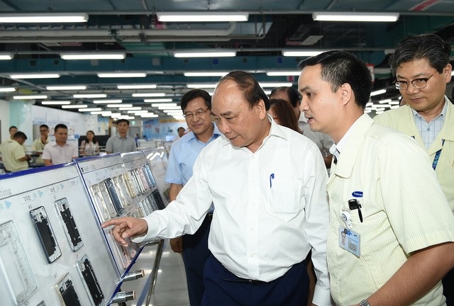 Việt Nam là 1 trong 10 quốc gia “nhảy vọt” về xếp hạng Chính phủ điện tử - 1
Thủ tướng Nguyễn Xuân Phúc làm việc với một công ty điện tử tại Thái Nguyên mới đây.