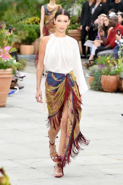Bella Hadid ra phố cùng bạn trai - 8
Bella Hadid trình diễn cho Oscar De La Renta tại New York Fashion Week