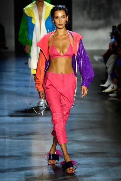 Bella Hadid ra phố cùng bạn trai - 9
Bella Hadid trình diễn cho Prabal Gurung