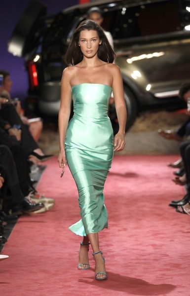 Bella Hadid ra phố cùng bạn trai - 10
Bella Hadid trình diễn cho Brandon Maxwell