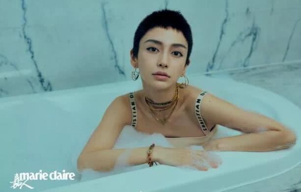 Bất ngờ “xuống tóc”, Angelababy được cư dân mạng quan tâm - 6
Angelababy là một trong những mỹ nhân của làng giải trí Trung Quốc với gương mặt không góc chết. Dù từng dính nghi án dao kéo thẩm mỹ nhưng vợ của nam diễn viên Huỳnh Hiểu Minh khẳng định, cô chỉ chỉnh sửa hàm răng khiến gương mặt cân đối hơn.