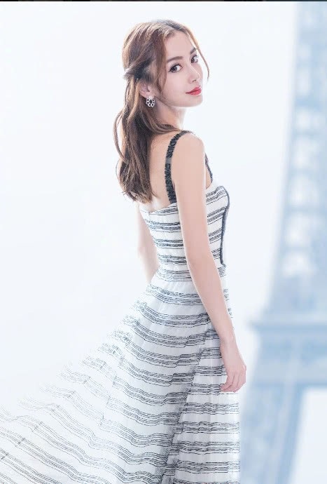 Bất ngờ “xuống tóc”, Angelababy được cư dân mạng quan tâm - 12
Nhan sắc của Angelababy từng nhiều lần được mang ra mổ xẻ khi những bức ảnh cũ của người đẹp được phát tán trên mạng. Nữ diễn viên 29 tuổi khẳng định, cô chỉ niềng răng và chưa chỉnh sửa bất kỳ điểm gì trên gương mặt.