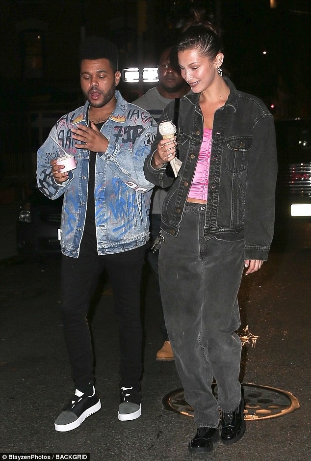 Bella Hadid ra phố cùng bạn trai - 1
Siêu mẫu Bella Hadid và bạn trai The Weeknd đi chơi tại New York tối 11/9 vừa qua