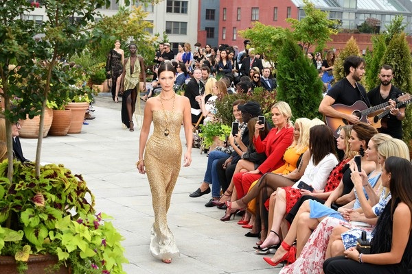 Chị em Hadid nổi bật trong show thời trang - 3
Người đẹp cao 1,74m quyến rũ trong bộ váy nhũ bạc