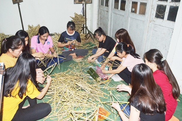 Sinh viên Sóc Trăng làm hàng trăm lồng đèn trung thu tặng học sinh nghèo - 1 Các sinh viên tận tay cùng nhau làm lồng đèn tặng học sinh nghèo vui Tết Trung thu sắp đến.