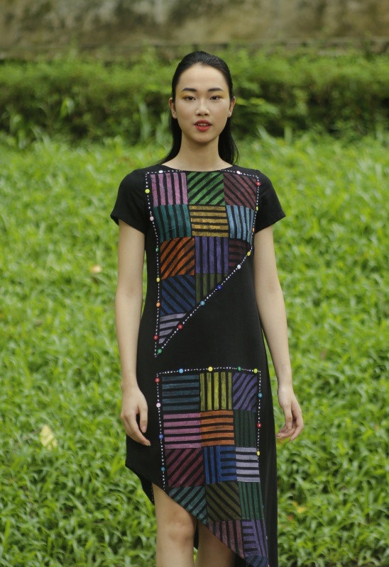 Sở trường của Chu La là những gam màu tương phản rực rỡ nay lại đối nghịch một cách thuyết phục bởi nhũng hoa văn hình học trừu tượng in tay theo phương pháp in gỗ thủ công truyền thống của Việt Nam.