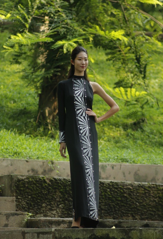 Gam màu trầm thường xuất hiện trong mùa thu đông nay lại trở nên quá đằm thắm và nữ tính qua lăng kính của Chu La để sử dụng cho mùa xuân - hè.