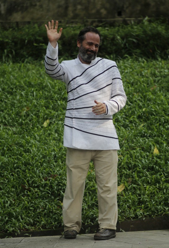 Mở màn ngày đầu tiên của Vietnam Fashion Week Xuân Hè 2019 là BST của NTK Chula.