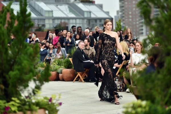 Chị em Hadid nổi bật trong show thời trang - 6
Gigi Hadid sang trọng với váy hoa đen