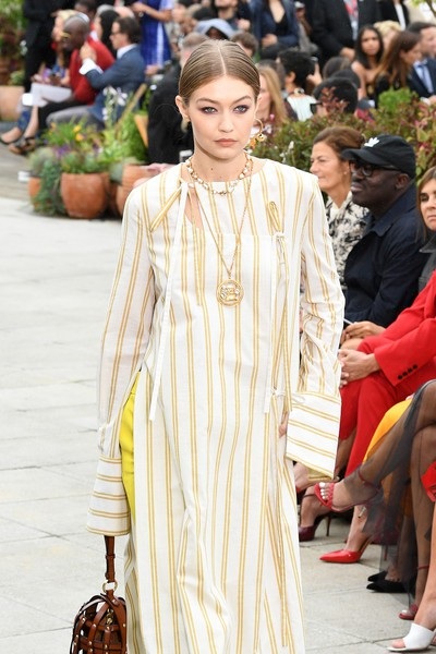 Chị em Hadid nổi bật trong show thời trang - 8
Gigi Hadid và em gái Bella là cặp chị em đình đám làng mốt hiện nay