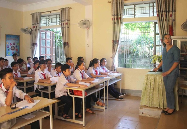 Chuyển giáo viên dôi dư bậc THCS sang dạy tiểu học, mầm non: Không thể làm khác? - 3
Hiện Nghệ An đang dôi dư hơn 1.000 giáo viên bậc THCS nhưng lại thiếu giáo viên bậc tiểu học, mầm non. (Ảnh minh họa: Giờ học của cô trò Trường THCS Hưng Dũng, TP Vinh)