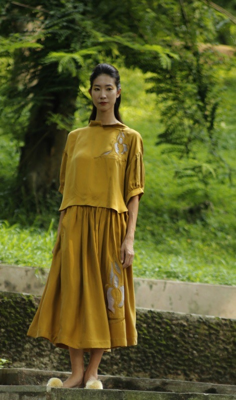 Nhi Hoàng đã tạo ra sự thanh lịch và hiện đại với lụa và thêu.