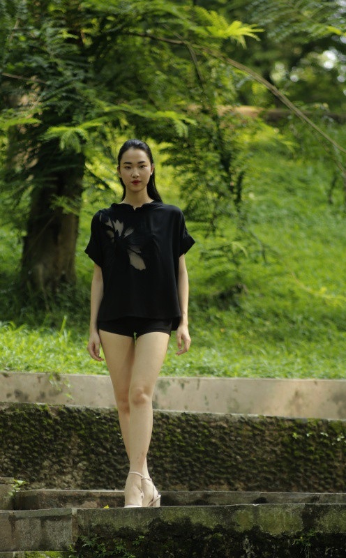 Lụa và thêu là “vũ khí” sắc bén nhất tạo nhiều hiệu ứng bất ngờ, trẻ trung cho NTK.