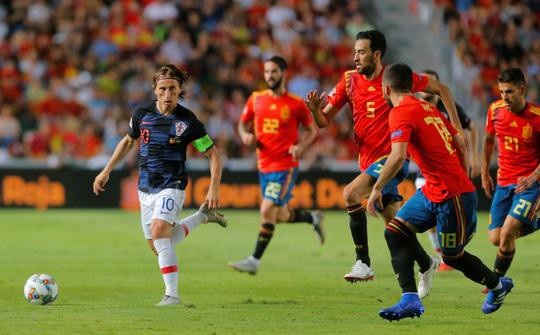 Luka Modric: “Tôi không bị ám ảnh bởi danh hiệu The Best” - 2 Luka Modric bất lực hoàn toàn trước hàng phòng ngự chặt chẽ của Tây Ban Nha