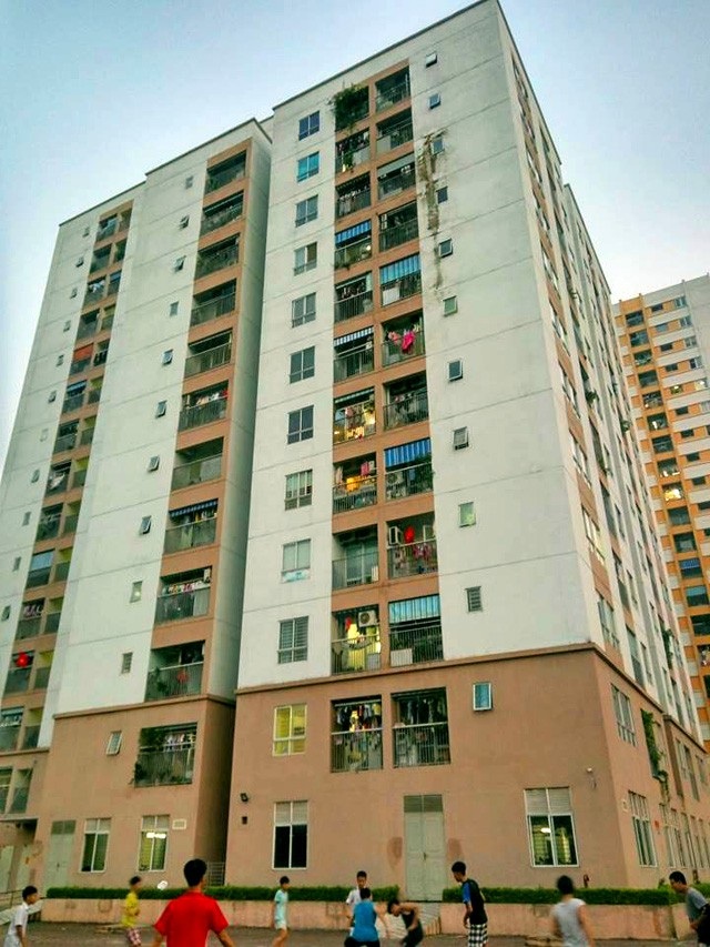 Mua nhà ở xã hội của HUD, cư dân bức xúc vì "vừa mưa đã lo thấm dột" - 1
Hàng loạt các vấn đề an toàn PCCC, chất lượng công trình không được khắc phục đang khiến cư dân chung cư CT1-A1-A2 bức xúc.