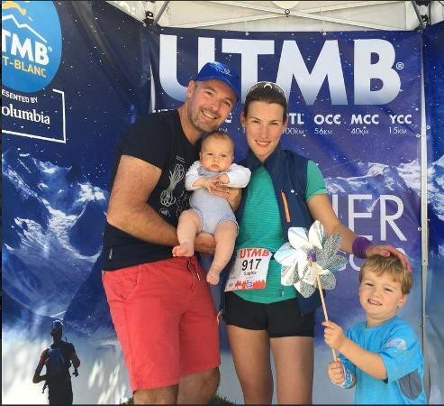 Vừa đua marathon 160 dặm vừa cho con bú, bà mẹ truyền cảm hứng cho cư dân mạng - 3 Sophie chụp ảnh cùng chồng và hai con trai