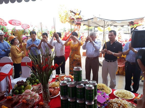 Động thổ hai dự án nhà ở đẳng cấp tại Bình Dương - 4
Lãnh đạo Cty Phú Hồng Thịnh cùng khách mời thực hiện nghi thức trước khi tiến hành động thổ hai dự án Phú Hồng Khang, Phú Hồng Đạt