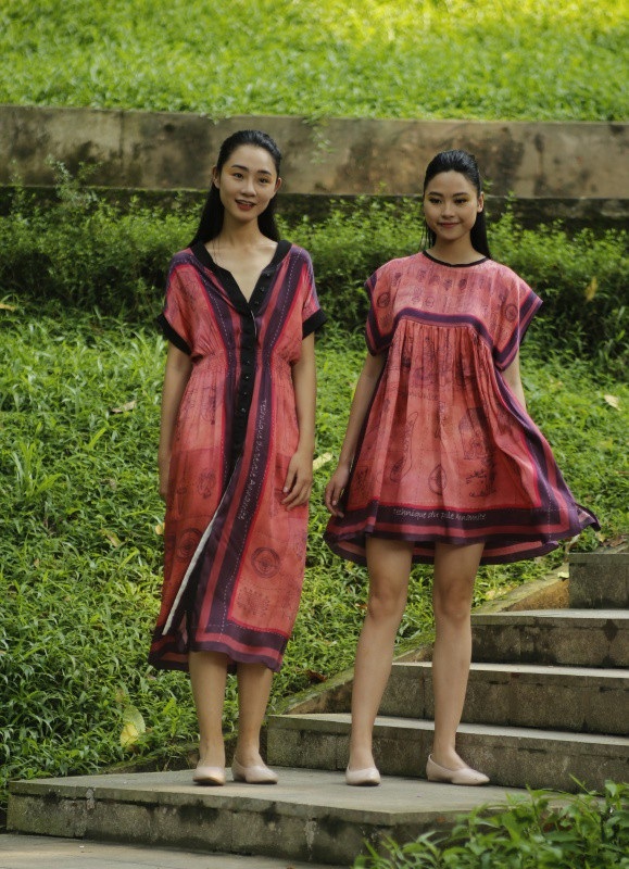 Công chúng dành những tràng pháo tay không ngớt khi người mẫu Trà My Next Top, Top 5 Hoa hậu Việt Nam Đào Hà,… cùng hàng loạt chân dài của làng mốt bước đi trong những bộ đầm bằng lụa bay bổng.