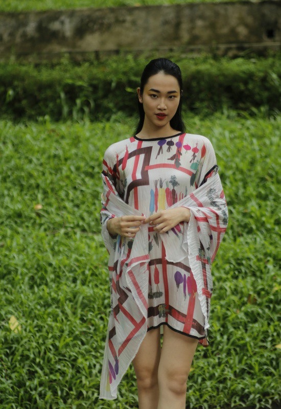 Sắc màu tươi sáng rực rỡ trên vẻ mịn màng của lụa đã làm cho BST trở nên sinh động, nữ tính hơn và những kiểu dáng tối giản phối hợp với những chiếc khăn lụa đã tạo ra một bản tình ca mùa xuân hè đáng nhớ.