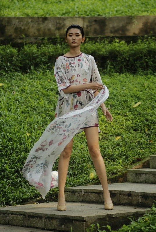 Lụa tơ tằm Bảo Lộc luôn là lựa chọn đầu tiên của NTK Phương Thanh. Lần này Phương Thanh sử dụng lụa cao cấp và những hoạ tiết in thú vị như rau - củ - quả, nơi mà vùng đất tơ lua Bảo Lộc cũng đồng thời sản sinh ra những loại rau quả xanh tươi nhất.