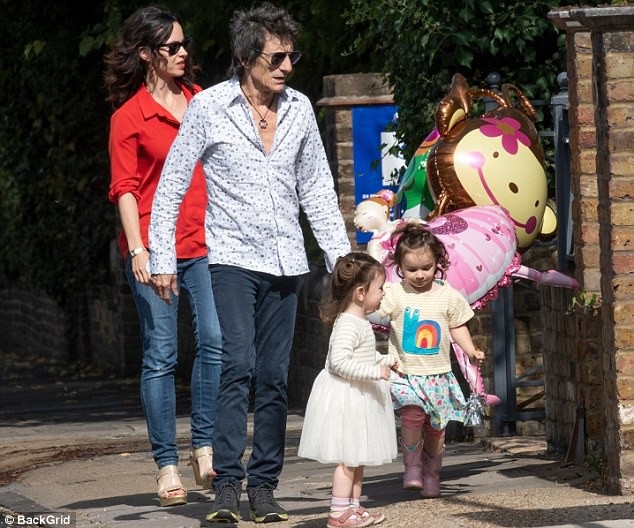 Rocker 71 tuổi đưa 2 con nhỏ ra phố - 1
Ronnie Wood cùng vợ trẻ và 2 con gái nhỏ đi dự tiệc sinh nhật ở London ngày 11/9 vừa qua