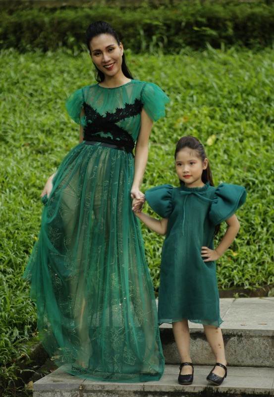 Chọn gam màu xanh lá cây làm chủ đạo cho những thiết kế của mình. Với chất liệu voan và lưới, Trần Thanh Mẫn đã bổ sung thêm một nét mới cho Xuân hè 2019 đó chính là nét thanh xuân trong dáng vẻ cổ điển.