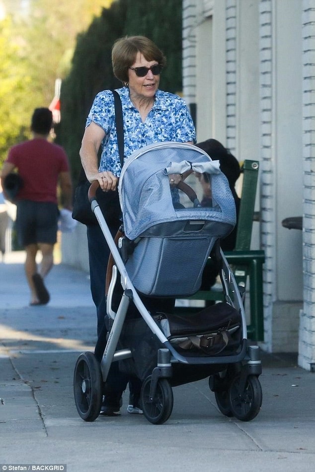 
Mẹ Rachel McAdams hạnh phúc đẩy cháu trai cưng đi dạo phố
