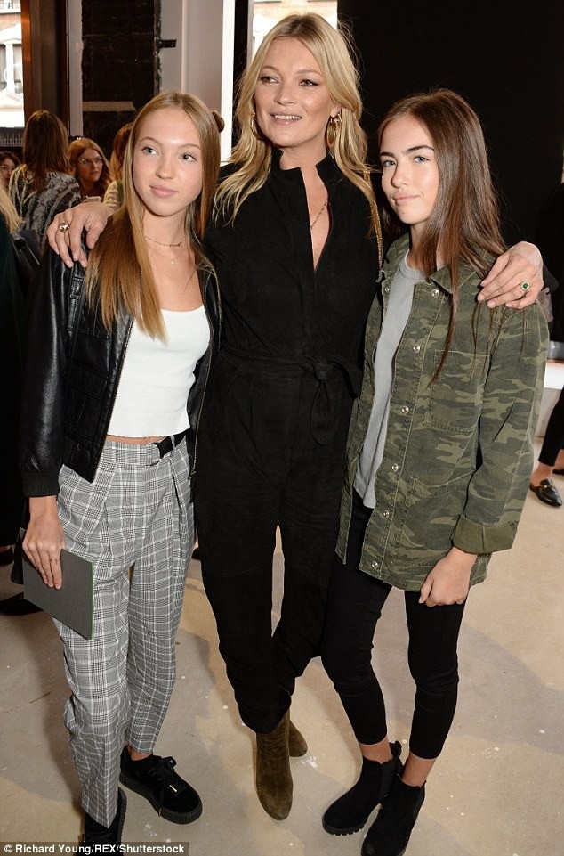 Kate Moss: “Tôi sẽ không bao giờ để con gái chụp ảnh ngực trần như mẹ” - 4 Kate Moss (giữa) và con gái duy nhất (bên trái)