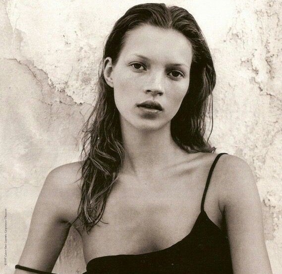 Kate Moss: “Tôi sẽ không bao giờ để con gái chụp ảnh ngực trần như mẹ” - 3 Kate Moss trong bộ ảnh do bạn trai - nhiếp ảnh gia Mario Sorrenti thực hiện năm 1993.