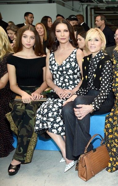 Con gái Catherine Zeta-Jones càng lớn càng xinh - 6
Catherine Zeta-Jones thì nói về con gái: “Con bé có phong cách riêng của mình, nó hiện đại nhưng phù hợp với lứa tuổi. Tôi không bao giờ phải nói với Carys rằng con đang mặc thứ không phù hợp. Khi con bé nói, Mẹ ơi, con thực sự thích bộ áo liền quần này, tôi đã hỏi con liệu nó có hơi quá dài và con bé đáp: Mẹ là người mẹ duy nhất trên thế giới có thể nói với một cô gái 15 tuổi rằng bộ đồ nên ngắn hơn.