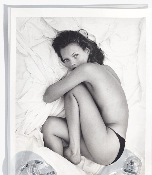 Kate Moss: “Tôi sẽ không bao giờ để con gái chụp ảnh ngực trần như mẹ” - 2 Ảnh trong bộ ảnh “sexy” giúp tạo đà cho sự nghiệp của Kate Moss được thực hiện bởi chính bạn trai của cô hồi năm 1993.