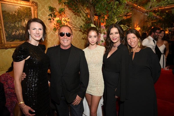 Con gái Catherine Zeta-Jones càng lớn càng xinh - 7
Cách đây ít ngày, hai mẹ con đã cùng dự tiệc với NTK Michael Kors - người bạn thân thiết của gia đình