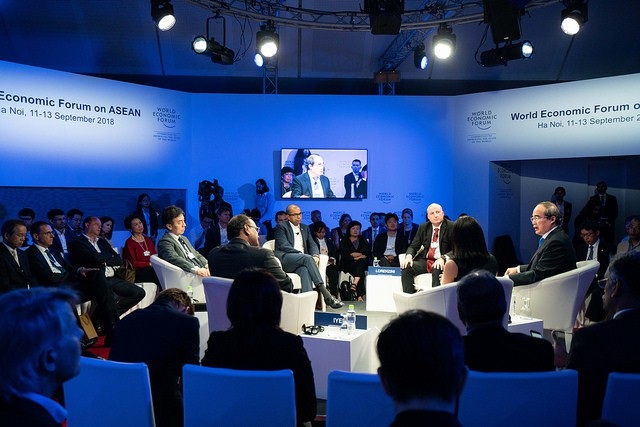 Hàng chục phiên thảo luận đã diễn trong ngày họp đầu tiên của WEF ASEAN 2018. Trong ảnh, Bí thư Thành ủy TP.HCM Nguyễn Thiện Nhân tham dự phiên trao đổi về thiết kế thành phố 4.0.