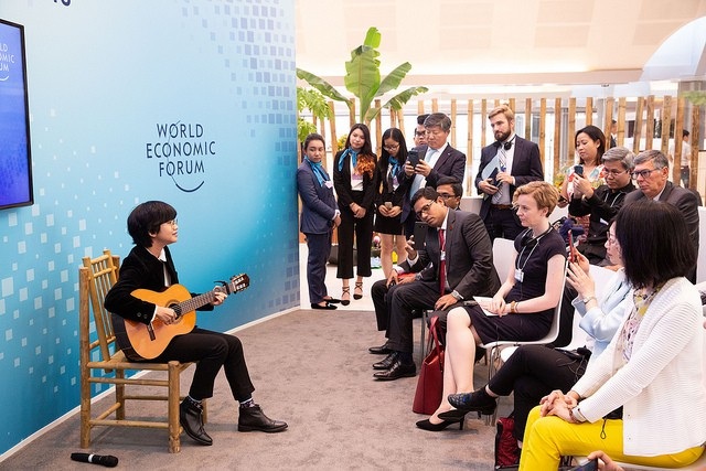 Ca sĩ trẻ Lê Cát Trọng Lý trình diễn trước các khán giả quốc tế bên lề WEF ASEAN.