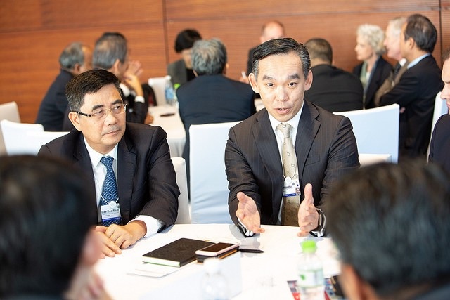 Phó Trưởng Ban thường trực Ban Kinh tế Trung ương Cao Đức Phát (trái) tham dự một phiên trao đổi về các lĩnh vực năng lượng mới cho ASEAN.