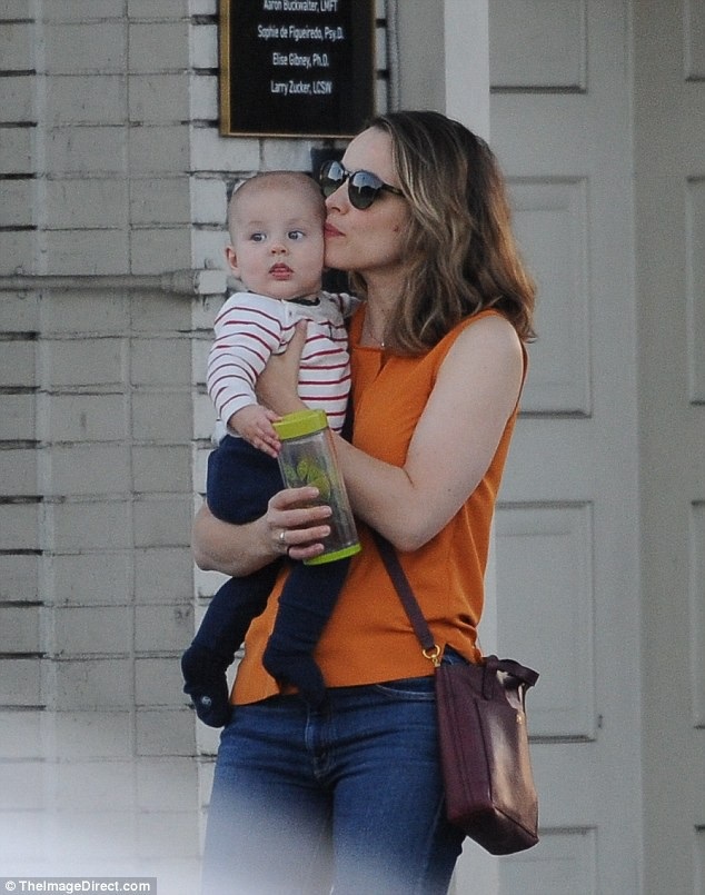 
Đây là lần đầu nữ diễn viên nổi tiếng lộ diện bên con trai cưng
