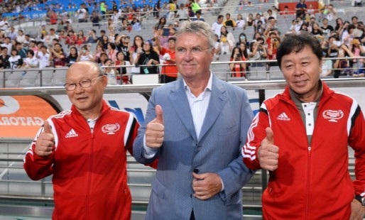 Báo Hàn Quốc chỉ ra điểm khác nhau cơ bản của HLV Park Hang Seo và Hiddink - 1
HLV Park Hang Seo ân cần với các học trò còn HLV Guus Hiddink quân phiệt hơn