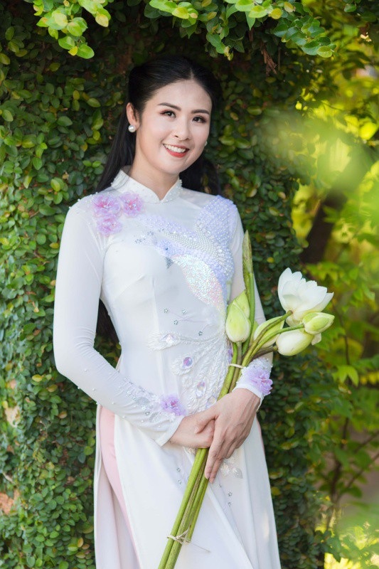 Lần lượt tiễn Thu Thảo, Tú Anh lên xe hoa, Ngọc Hân tiết lộ người lấy làm chồng - 6 Ngọc Hân vừa ra mắt bộ sưu tập áo dài cưới với tên gọi Ngày hạnh phúc. Đây cũng là lần đầu tiên Hoa hậu Việt Nam 2010 thiết kế áo dài cho cô dâu và các bậc phụ huynh trong ngày cưới của con. Trong các bộ sưu tập trước đây, người đẹp chủ yếu lấy cảm hứng từ văn hoá truyền thống hoặc các nước trên thế giới.