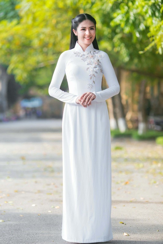 Lần lượt tiễn Thu Thảo, Tú Anh lên xe hoa, Ngọc Hân tiết lộ người lấy làm chồng - 7 Sau bộ áo dài cưới thiết kế cho người em thân thiết là Á hậu Tú Anh, tôi thấy đây là một lĩnh vực sáng tạo đem lại nhiều niềm vui, hạnh phúc. Nhà thiết kế có trọng trách rất lớn trong việc giúp các cô dâu toả sáng trong ngày trọng đại. Tôi thấy mình càng có động lực hơn trong việc thực hiện bộ sưu tập áo dài cưới này, người đẹp tâm sự.