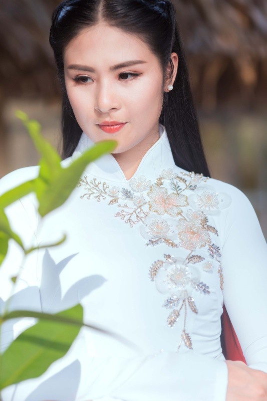 Lần lượt tiễn Thu Thảo, Tú Anh lên xe hoa, Ngọc Hân tiết lộ người lấy làm chồng - 5 Ngay sau khi tốt nghiệp Đại học Mỹ thuật Công nghiệp năm 2013, Ngọc Hân bắt đầu công việc thiết kế thời trang. Khoảng ba năm gần đây, người đẹp dành nhiều tâm huyết cho việc thiết kế áo dài. Cô thường ra mắt các bộ sưu tập gắn liền với văn hoá của các nước trên thế giới đồng thời mang sản phẩm đi biểu diễn ở nhiều chương trình giao lưu.