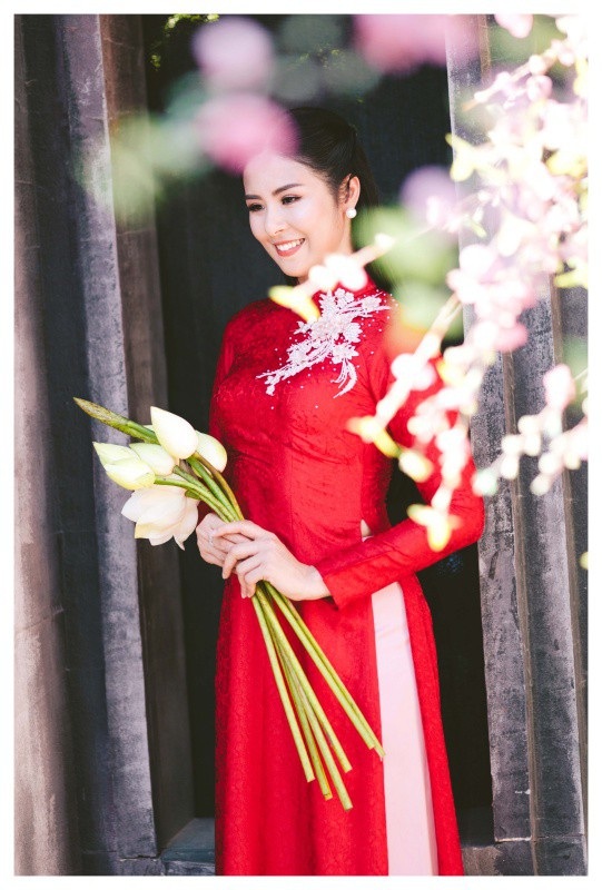 Lần lượt tiễn Thu Thảo, Tú Anh lên xe hoa, Ngọc Hân tiết lộ người lấy làm chồng - 3 Ngọc Hân hiện tại mong muốn tìm được một người đàn ông tốt bụng, luôn dành cho cô sự tôn trọng cả về con người lẫn công việc. Người đẹp tâm sự: Sự rung động tình cảm cũng quan trọng nhưng đó không không phải sợi dây duy nhất duy trì mối quan hệ. Tôi nghĩ cách gọi bạn đời thể hiện tất cả. Ngoài tình yêu hai người cần có sự trân trọng cũng như thấu hiểu, chia sẻ với nhau thì mối quan hệ mới trở nên lâu dài.
