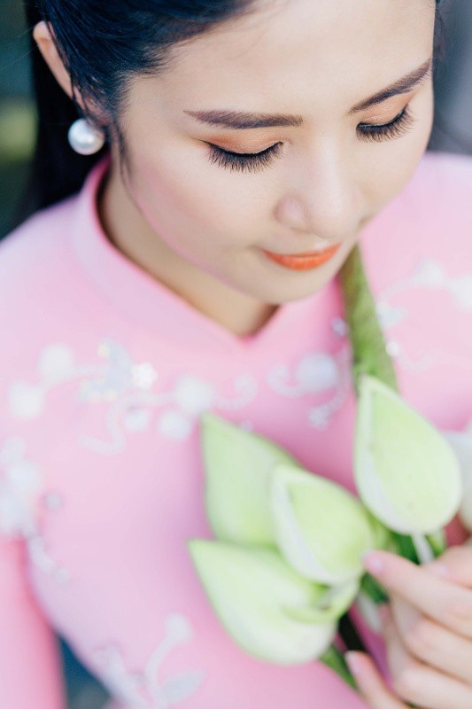 Lần lượt tiễn Thu Thảo, Tú Anh lên xe hoa, Ngọc Hân tiết lộ người lấy làm chồng - 2 Chị ấy nói nếu kết hôn khi quá trẻ, mình còn chưa hiểu nổi bản thân muốn gì, như thế nào thì làm sao hiểu và cảm thông được cho người khác. Ở tuổi 29, tôi vẫn đang ở hành trình tìm hiểu về bản thân. Tôi cần hiểu được mình muốn gì, làm việc trong môi trường ra sao cũng như có những chuyến đi, trải nghiệm thoả mãn tuổi trẻ và có được sự nghiệp ổn định. Có như vậy, lúc lập gia đình và làm mẹ, tôi mới không thấy hối tiếc, cô giải thích.