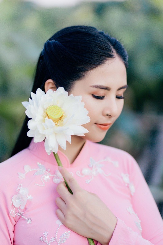 Lần lượt tiễn Thu Thảo, Tú Anh lên xe hoa, Ngọc Hân tiết lộ người lấy làm chồng - 1 Trước câu hỏi vì sao vẫn chưa lập gia đình dù đã lần lượt tiễn Thu Thảo, Tú Anh, Hoàng Anh... lên xe hoa và yên bề gia thất, Ngọc Hân cho biết, cô hiện vẫn muốn tập trung cho công việc. Cách đây vài hôm, cô xem được đoạn chia sẻ của ca sĩ Uyên Linh về việc lập gia đình và cực kỳ tán thành, tâm đắc.